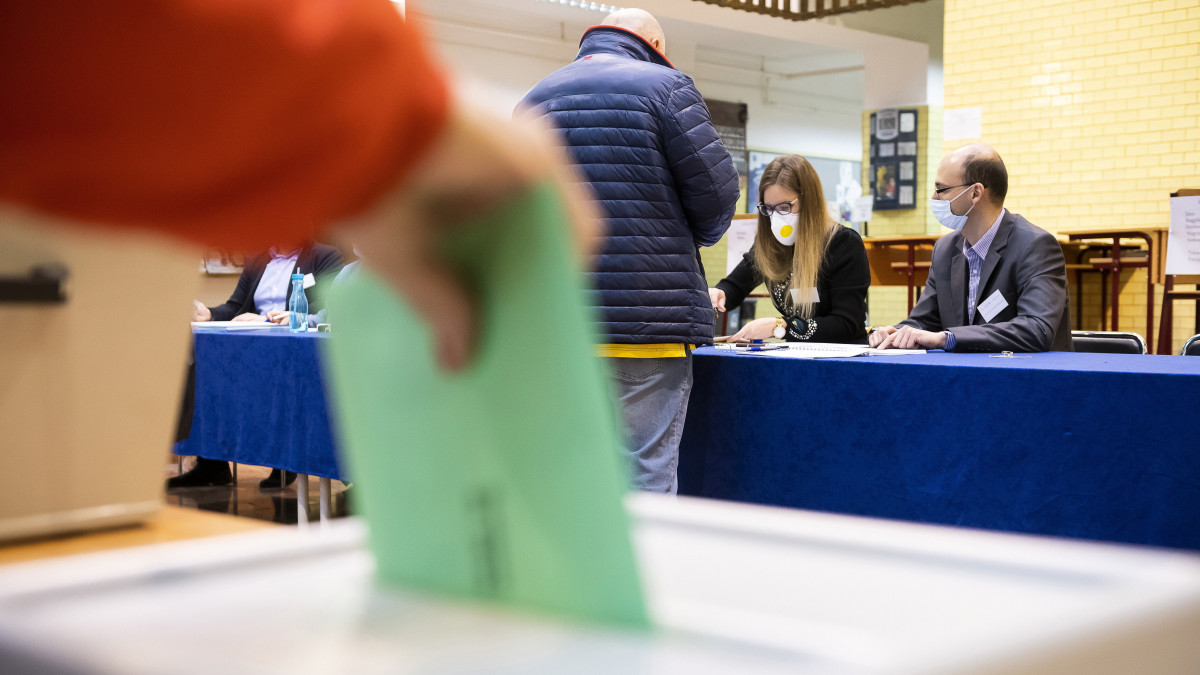 Egy nő leadja szavazatát a nyíregyházi Vasvári Pál Gimnáziumban az országgyűlési választáson és gyermekvédelmi népszavazáson 2022. április 3-án.