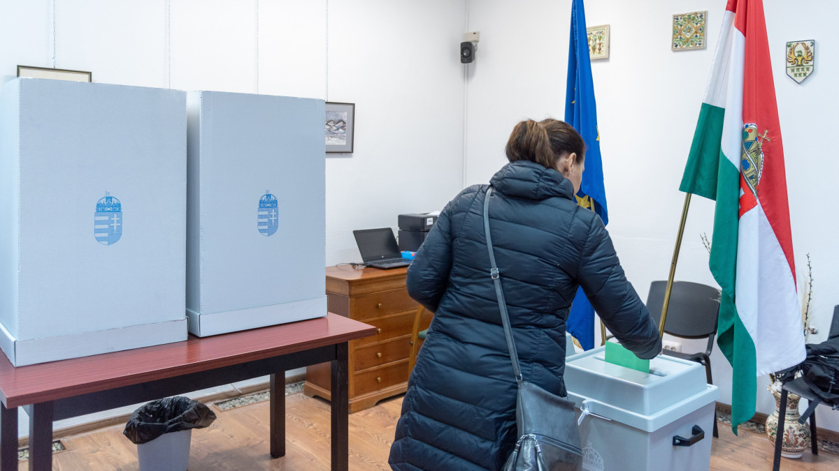 Leadja szavazatát egy nő az országgyűlési választáson és gyermekvédelmi népszavazáson Magyarország kolozsvári főkonzulátusán 2022. április 3-án.