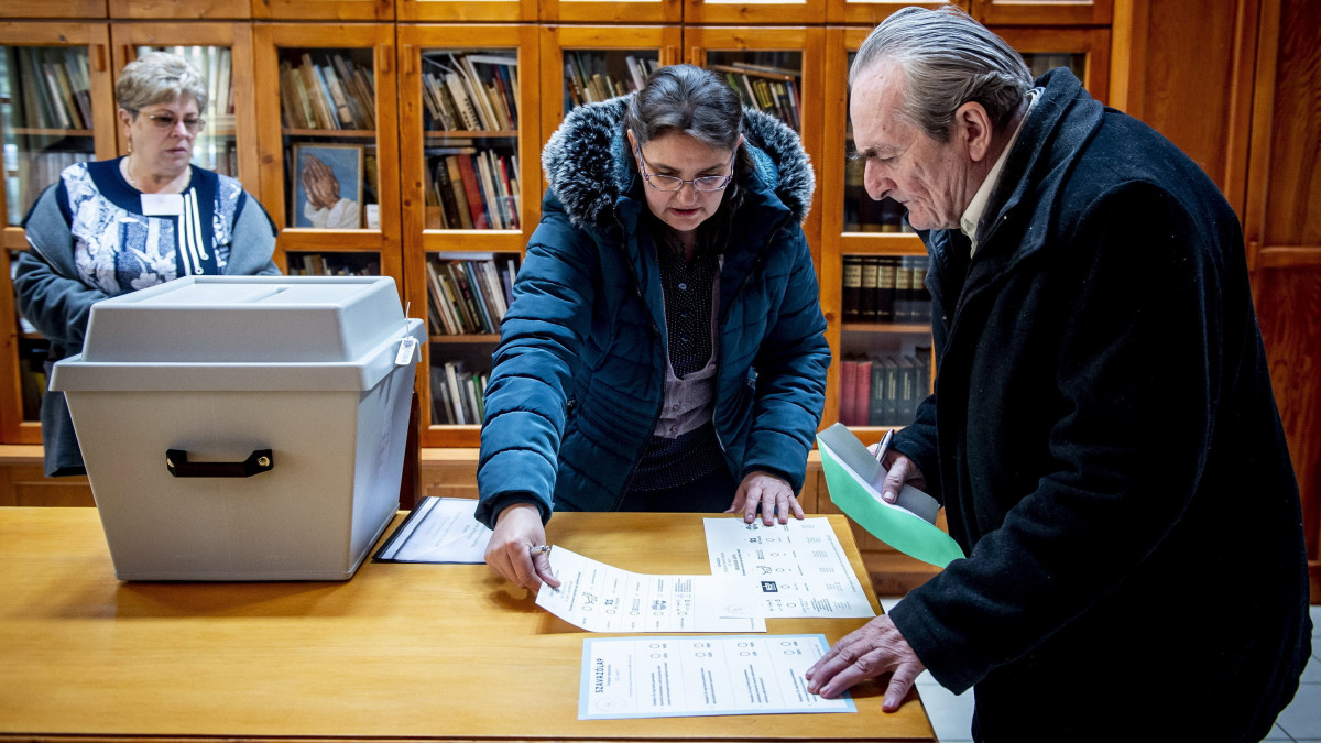 A szavazatszámláló bizottság tagjai mozgóurnával egy nyugdíjas szerzetesnél az országgyűlési választáson és gyermekvédelmi népszavazáson Petőfiszállás-Szentkúton 2022. április 3-án.