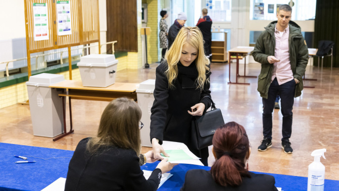 Kinyíltak a szavazófülkék, megkezdődtek az országgyűlési választások: igazolványt a zsebbe!