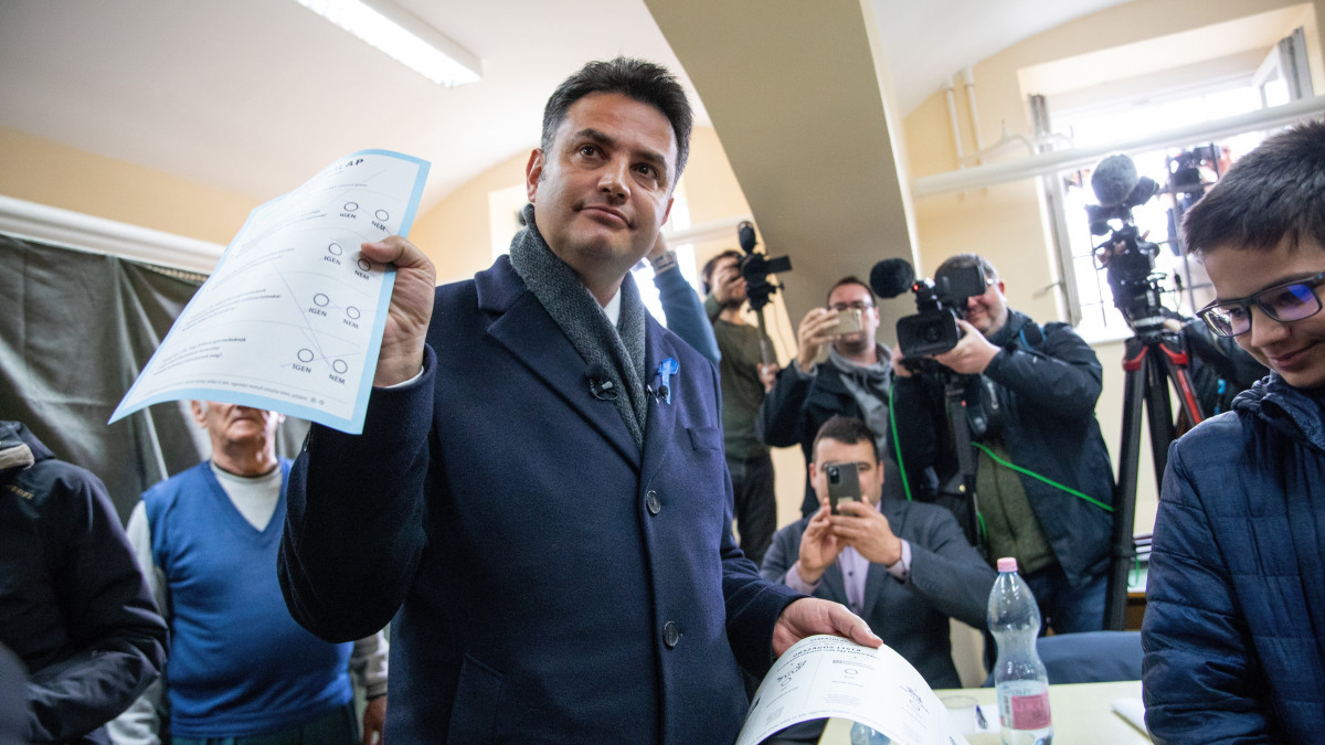 Márki-Zay Péter, az Egységben Magyarországért miniszterelnök-jelöltje (k) a Hódmezővásárhelyi Szent István Általános Iskolában kialakított szavazókörben, ahol családtagjai társaságában adta le szavazatát az országgyűlési választáson és gyermekvédelmi népszavazáson 2022. április 3-án.