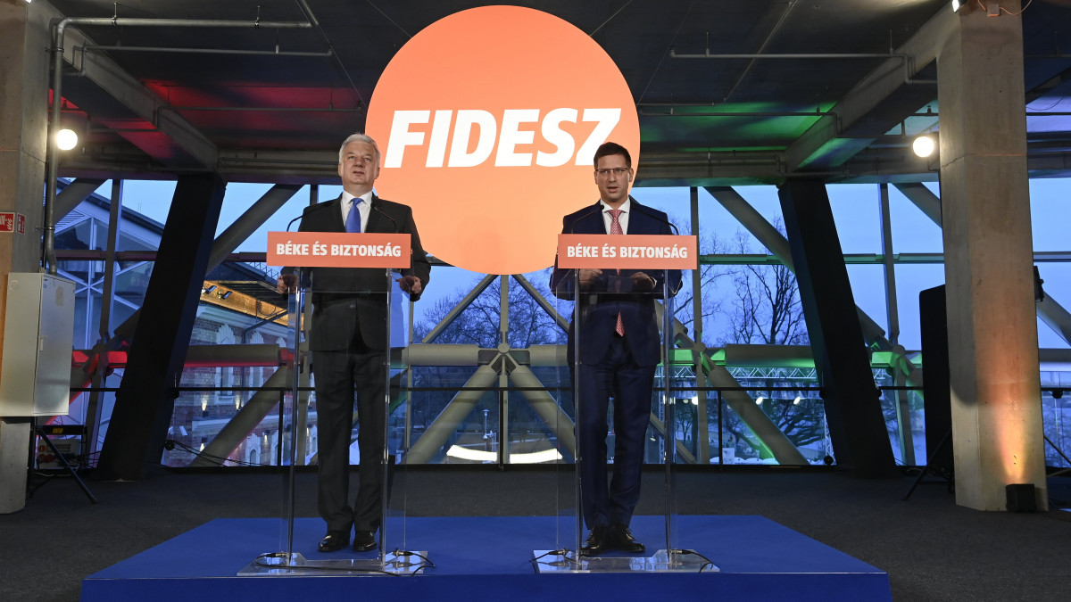 Semjén Zsolt nemzetpolitikáért felelős miniszterelnök-helyettes (b) és Gulyás Gergely, a Miniszterelnökséget vezető miniszter sajtótájékoztatót tart a szavazóhelyiségek zárása után a Fidesz-KDNP eredményváró rendezvényén, a Bálnában az országgyűlési választás és gyermekvédelmi népszavazás napján, 2022. április 3-án.