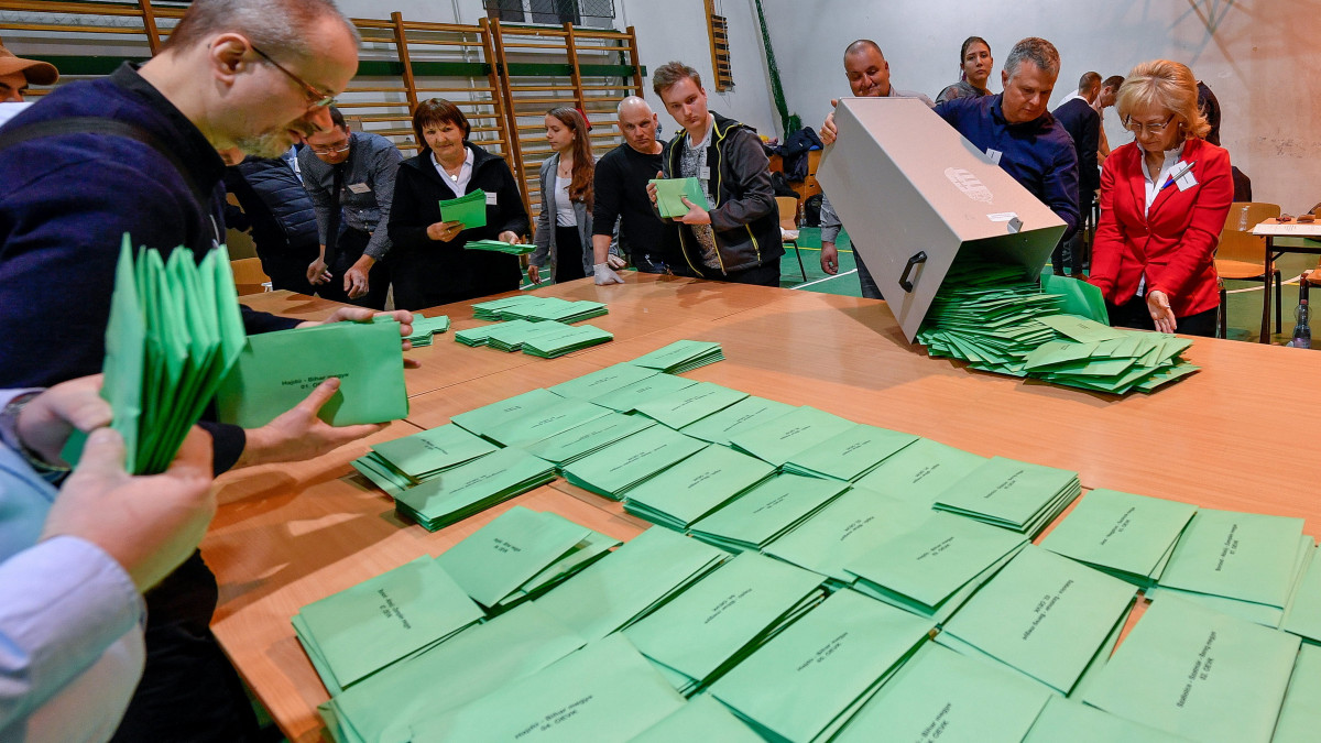 Urnabontás a debreceni Fazekas Mihály Gimnáziumban, az átjelentkező szavazók számára kijelölt szavazókörben az országgyűlési választáson és gyermekvédelmi népszavazáson 2022. április 3-án.
