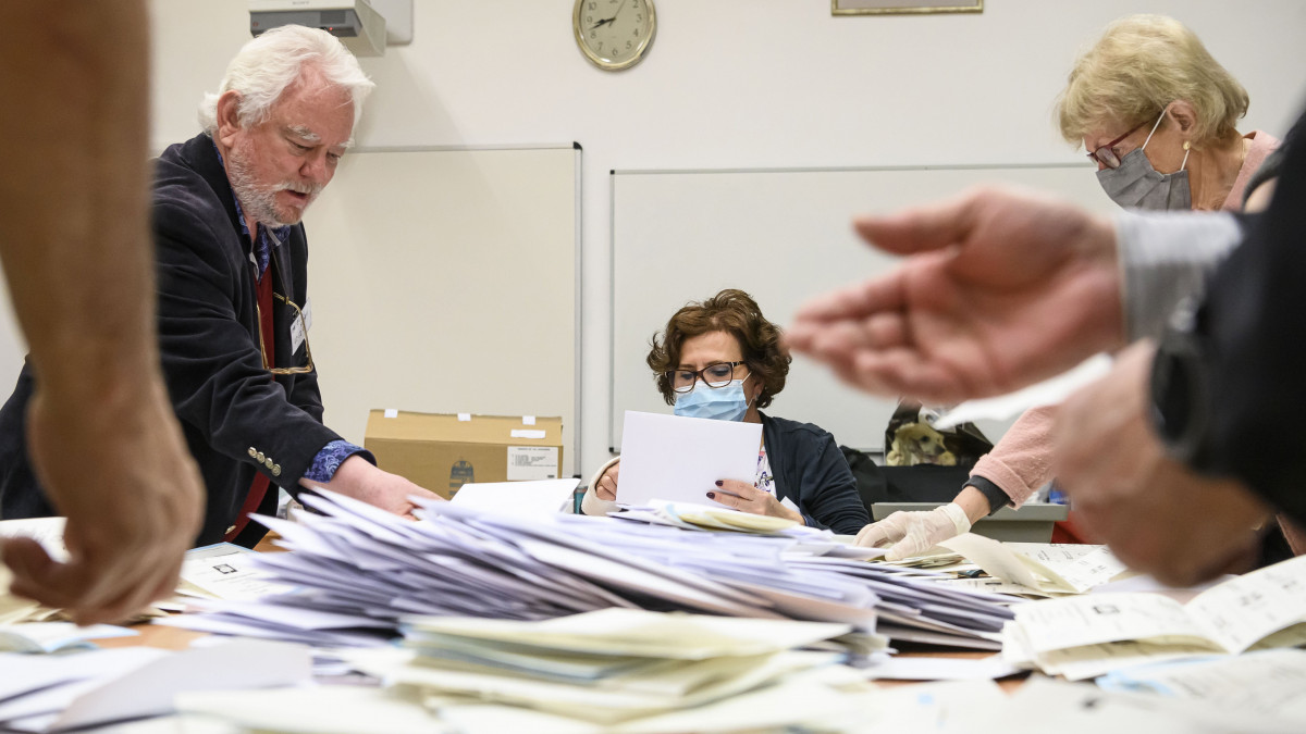 A szavazatszámláló bizottság tagjai számlálják a szavazatokat a budapesti Szent István Magyar Angol Két Tanítási Nyelvű Általános Iskolában kialakított szavazókörben az országgyűlési választás és gyermekvédelmi népszavazás napján, 2022. április 3-án.