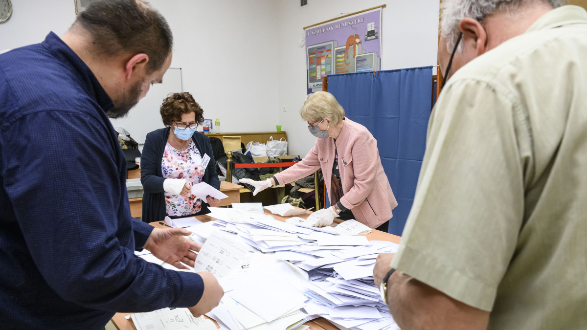 A szavazatszámláló bizottság tagjai számlálják a szavazatokat a budapesti Szent István Magyar Angol Két Tanítási Nyelvű Általános Iskolában kialakított szavazókörben az országgyűlési választás és gyermekvédelmi népszavazás napján, 2022. április 3-án.