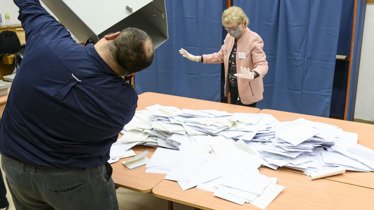 A szavazatszámláló bizottság tagjai megkezdik a szavazatok számlálását a budapesti Szent István Magyar Angol Két Tanítási Nyelvű Általános Iskolában kialakított szavazókörben az országgyűlési választás és gyermekvédelmi népszavazás napján, 2022. április 3-án.