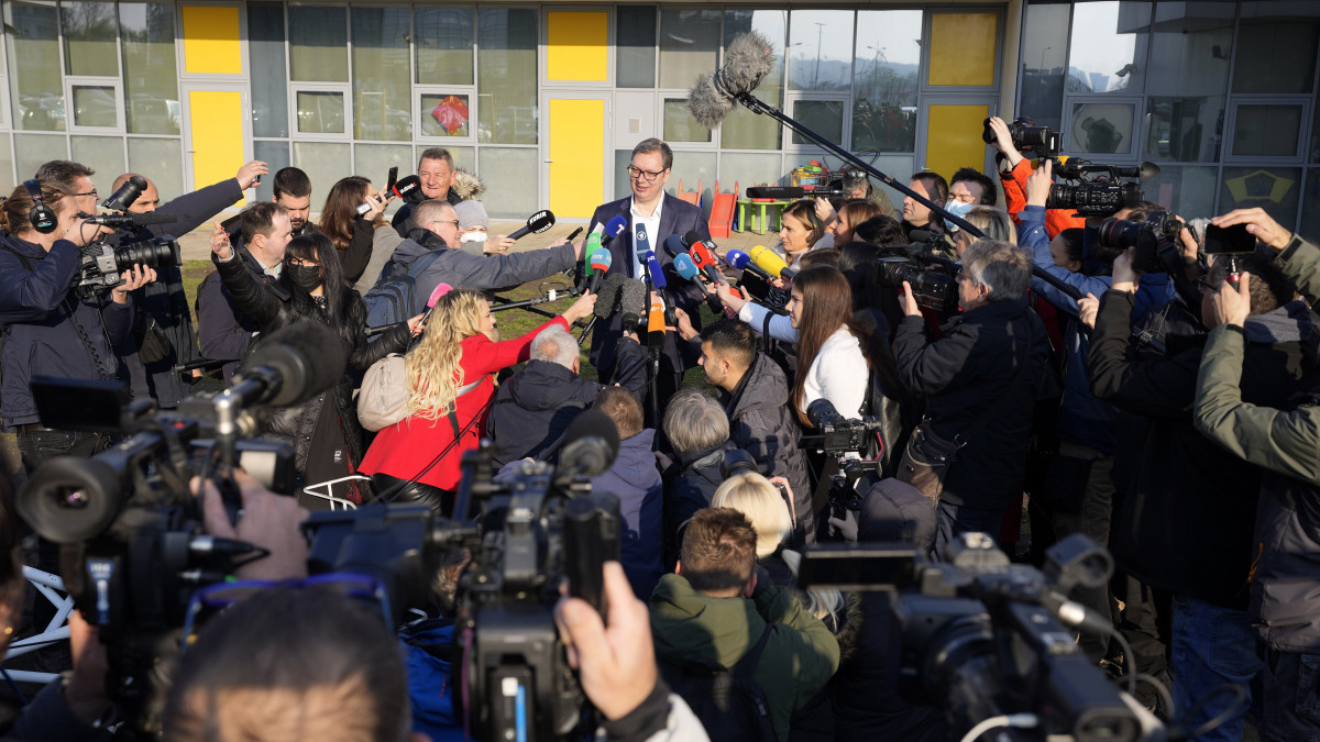Aleksandar Vucic szerb államfő, a Szerb Haladó Párt (SNS) elnöke a sajtó képviselőinek nyilatkozik szavazata leadása után az előrehozott parlamenti választáson, valamint elnökválasztáson Belgrádban 2022. április 3-án. Néhány helyen önkormányzati választást is tartanak a nyugat-balkáni országban.