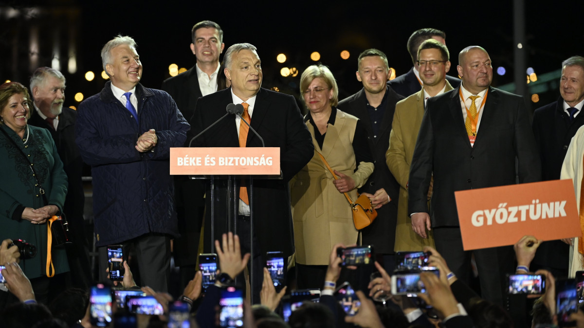 Orbán Viktor miniszterelnök, a Fidesz elnöke győzelmi beszédet mond a Fidesz-KDNP eredményváró rendezvényén, a Bálnában az országgyűlési választás és gyermekvédelmi népszavazás napján, 2022. április 3-án. Mögötte Semjénné Menus Gabriella, Kásler Miklós, az emberi erőforrások minisztere, Semjén Zsolt miniszterelnök-helyettes, Gyürk András, a Fidesz-KDNP európai parlamenti képviselőjelöltje, Máger Andrea, a nemzeti vagyon kezeléséért felelős tárca nélküli miniszter, Rogán Antal, a Miniszterelnöki Kabinetirodát vezető miniszter, Gulyás Gergely, a Miniszterelnökséget vezető miniszter, Németh Szilárd, a Honvédelmi Minisztérium parlamenti államtitkára, a Fidesz alelnöke és Benkő Tibor honvédelmi miniszter (b-j).
