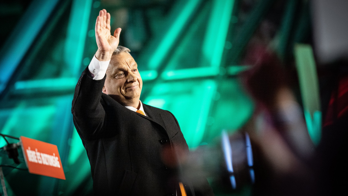 A Miniszterelnöki Sajtóiroda által közreadott képen Orbán Viktor miniszterelnök, a Fidesz elnöke győzelmi beszédet mond a Fidesz-KDNP eredményváró rendezvényén, a Bálnában az országgyűlési választás és gyermekvédelmi népszavazás napján, 2022. április 3-án.