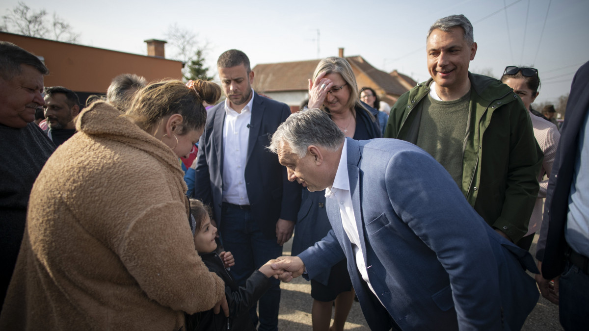 A Miniszterelnöki Sajtóiroda által közreadott képen Orbán Viktor kormányfő, a Fidesz elnöke (j2) Makón, Lázár János országgyűlési képviselő, kormánypárti képviselőjelölt (j) utcafórumán 2022. március 29-én.