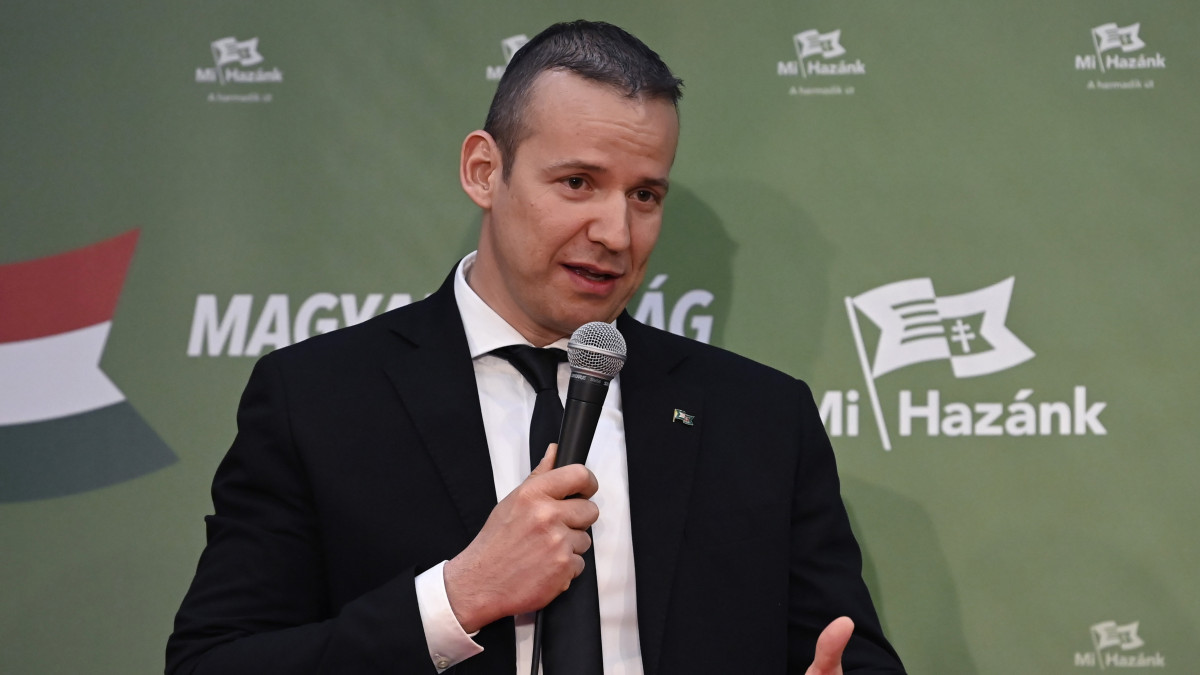 Toroczkai László, a Mi Hazánk elnöke, miniszterelnök-jelöltje beszédet mond a párt kampányzáró rendezvényén Budapesten, a Fővárosi Művelődési Házban 2022. április 1-jén.