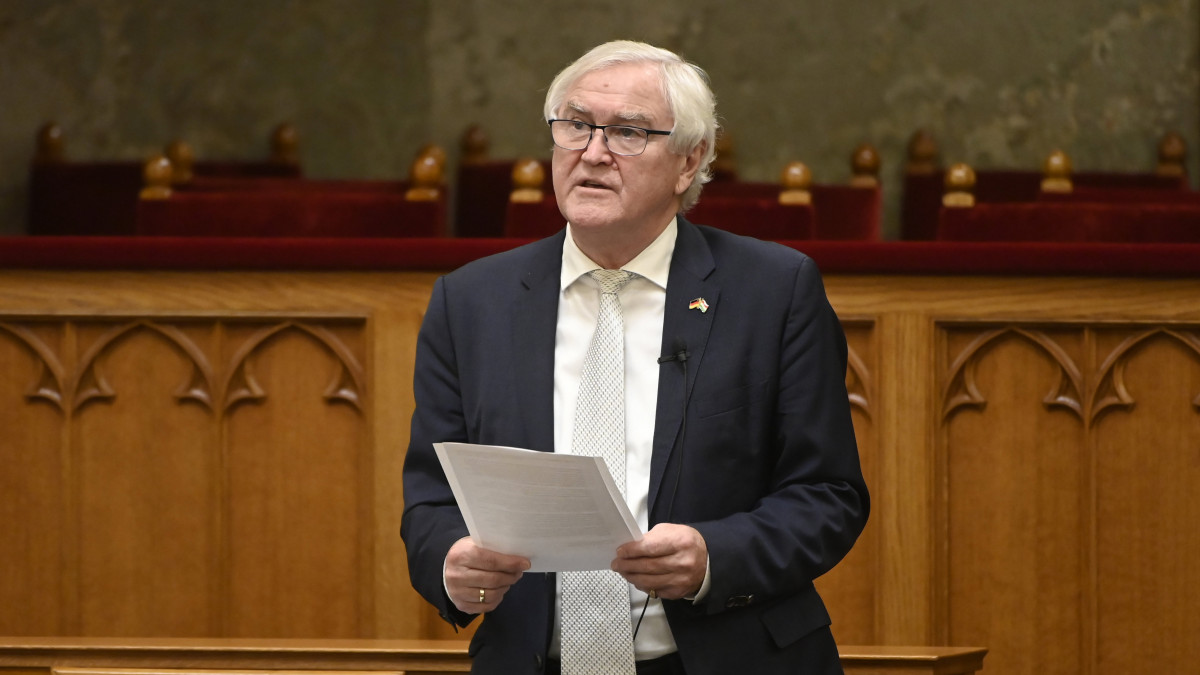 Ritter Imre német nemzetiségi szószóló az Országgyűlés plenáris ülésén 2021. december 13-án.