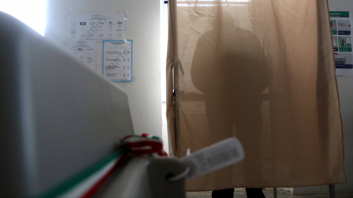 Egy férfi a szavazófülkében a Borsod-Abaúj-Zemplén Megyei 04. számú szavazókörzet 001-es számú szavazókörében az országgyűlési választáson és gyermekvédelmi népszavazáson Debrétén 2022. április 3-án. Debréte a legkisebb szavazókör: 11 helybéli és négy átjelentkezéssel szavazó választópolgár, vagyis összesen 15 fő szerepel a választói névjegyzékben.