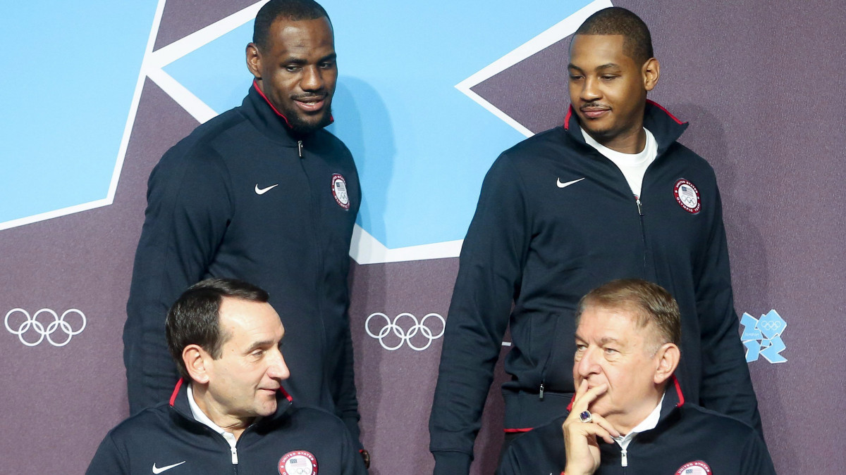 Az Egyesült Államok kosárlabda-válogatottjának tagjai: LeBron James (b, felül) és Carmelo Anthony (j, felül), valamint Mike Krzyzewski edző (b, alul) és Jerry Colangelo ügyvezető igazgató (j, alul) részt vesznek egy sajtótájékoztatón a londoni olimpia sajtóközpontjában 2012. július 27-én, a 2012-es londoni nyári olimpia megnyitójának napján.