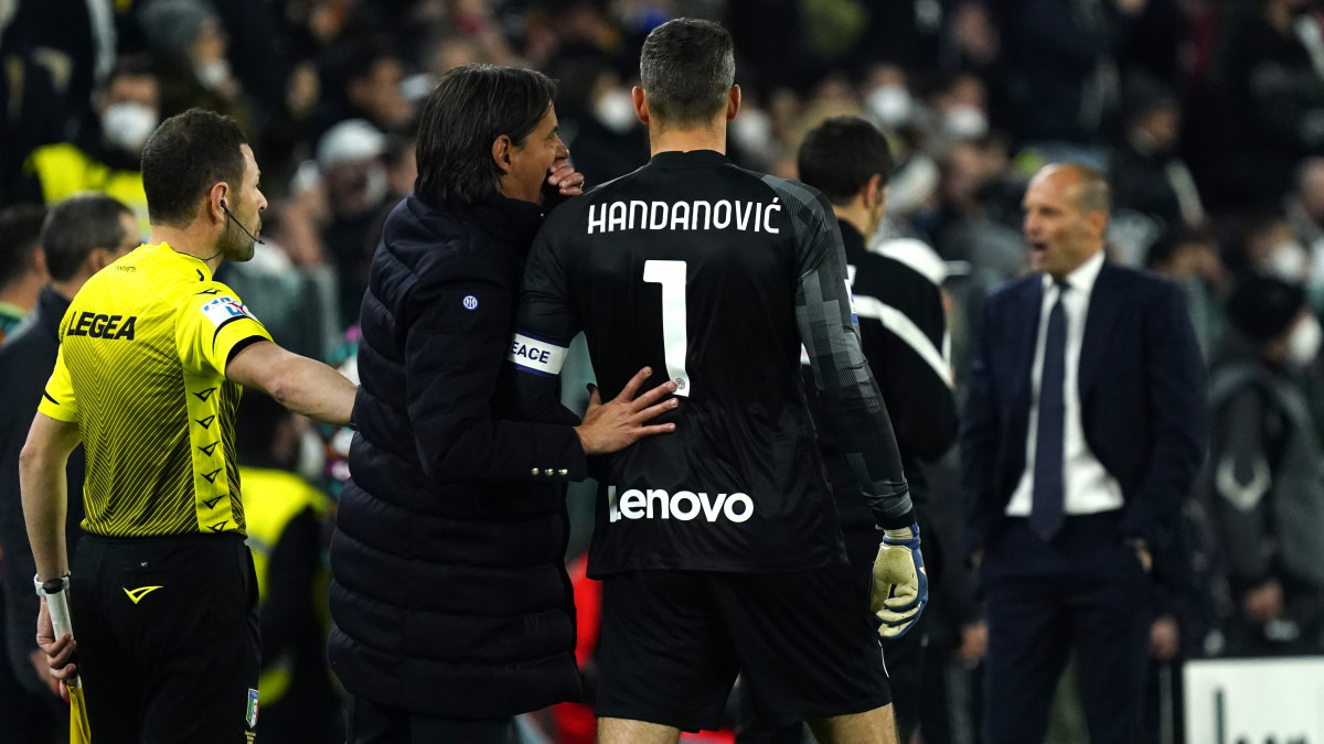 TURIN, ITALY - APRIL 03: Head Coach of FC Internazionale Simone Inzaghi speaks with Samir Handanovic during the Serie A match between Juventus and FC Internazionale at Stadio Allianz on April 03, 2021 in Turin, Italy. (Photo by Pier Marco Tacca/Anadolu Agency via Getty Images)