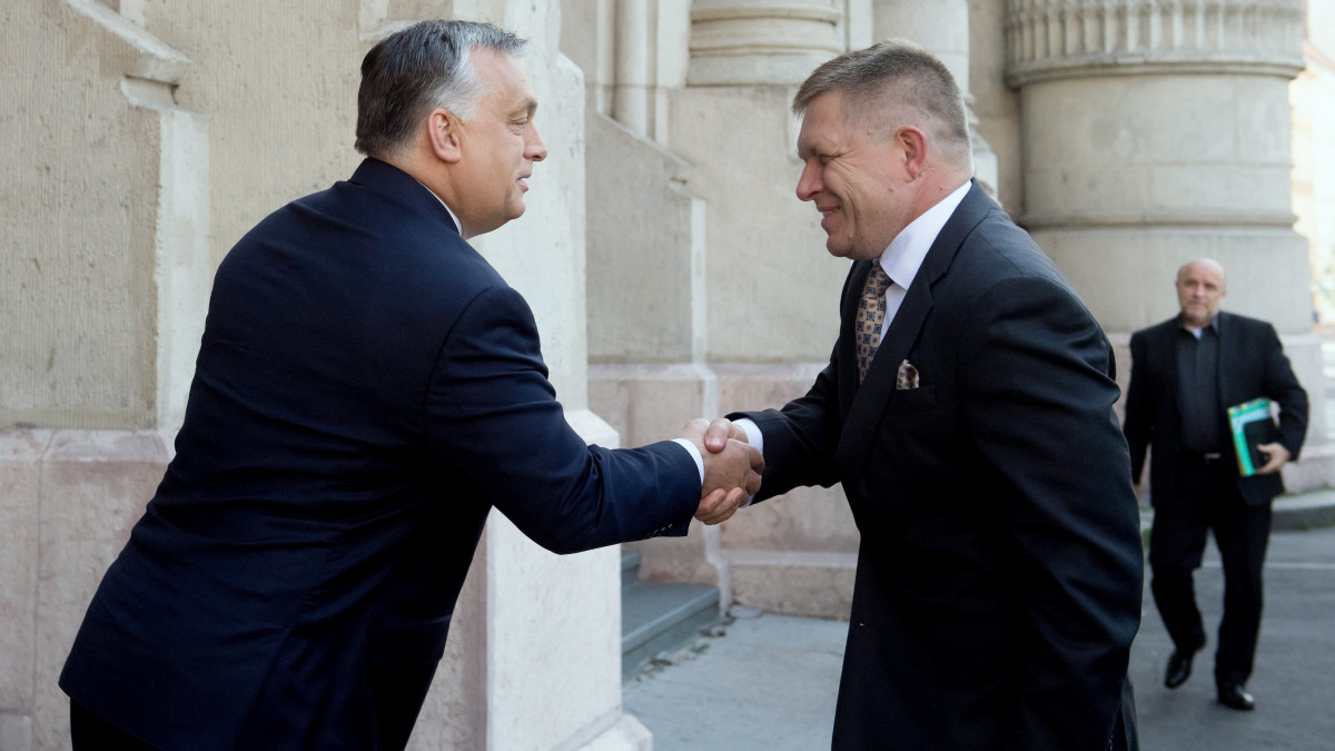 Orbán Viktor miniszterelnök (b) fogadja Robert Fico szlovák kormányfőt a visegrádi csoport (V4) miniszterelnökeinek találkozóján a Pesti Vigadó előtt 2017. július 4-én.