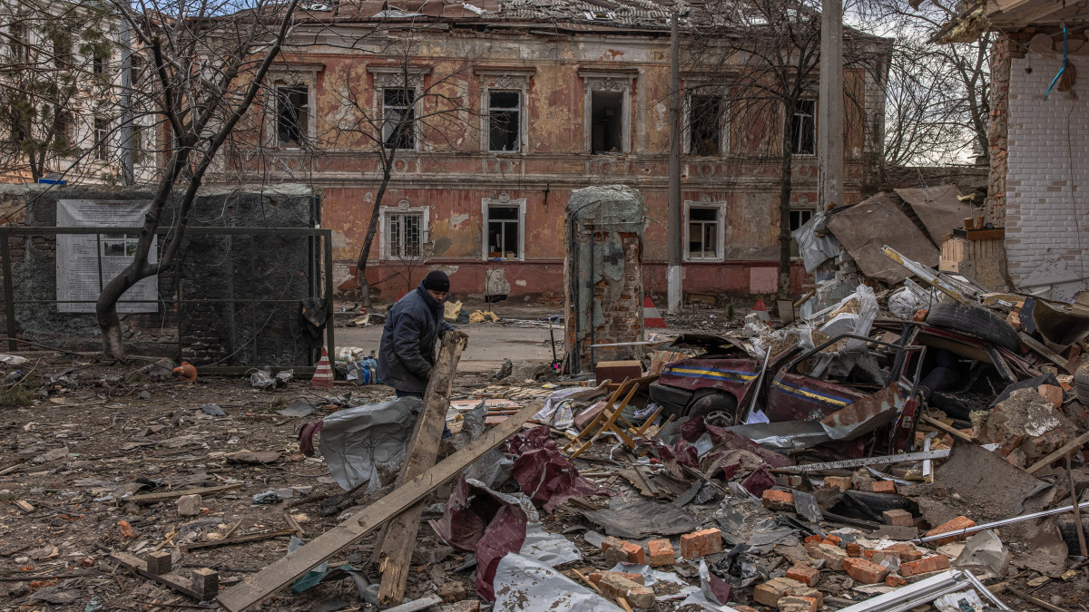Egy önkéntes takarítja a romokat egy orosz légitámadást követően Harkivban 2022. március 28-án. Vlagyimir Putyin orosz elnök február 24-én rendelte el katonai művelet végrehajtását Ukrajnában.