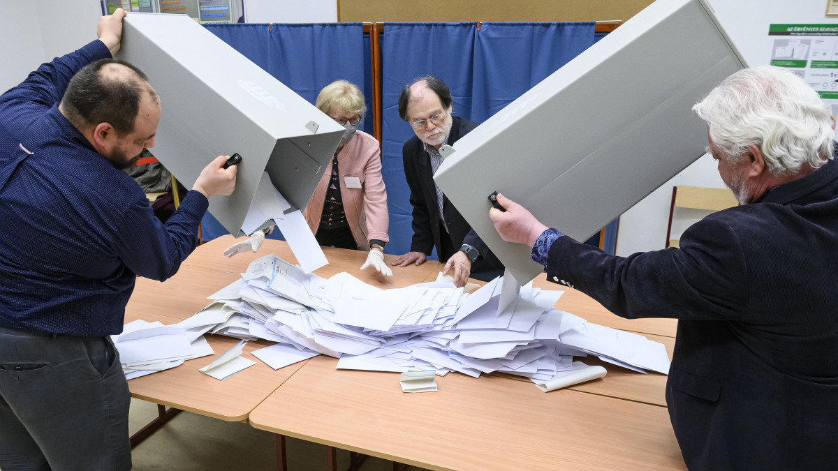 A szavazatszámláló bizottság tagjai megkezdik a szavazatok számlálását a budapesti Szent István Magyar Angol Két Tanítási Nyelvű Általános Iskolában kialakított szavazókörben az országgyűlési választás és gyermekvédelmi népszavazás napján, 2022. április 3-án.
