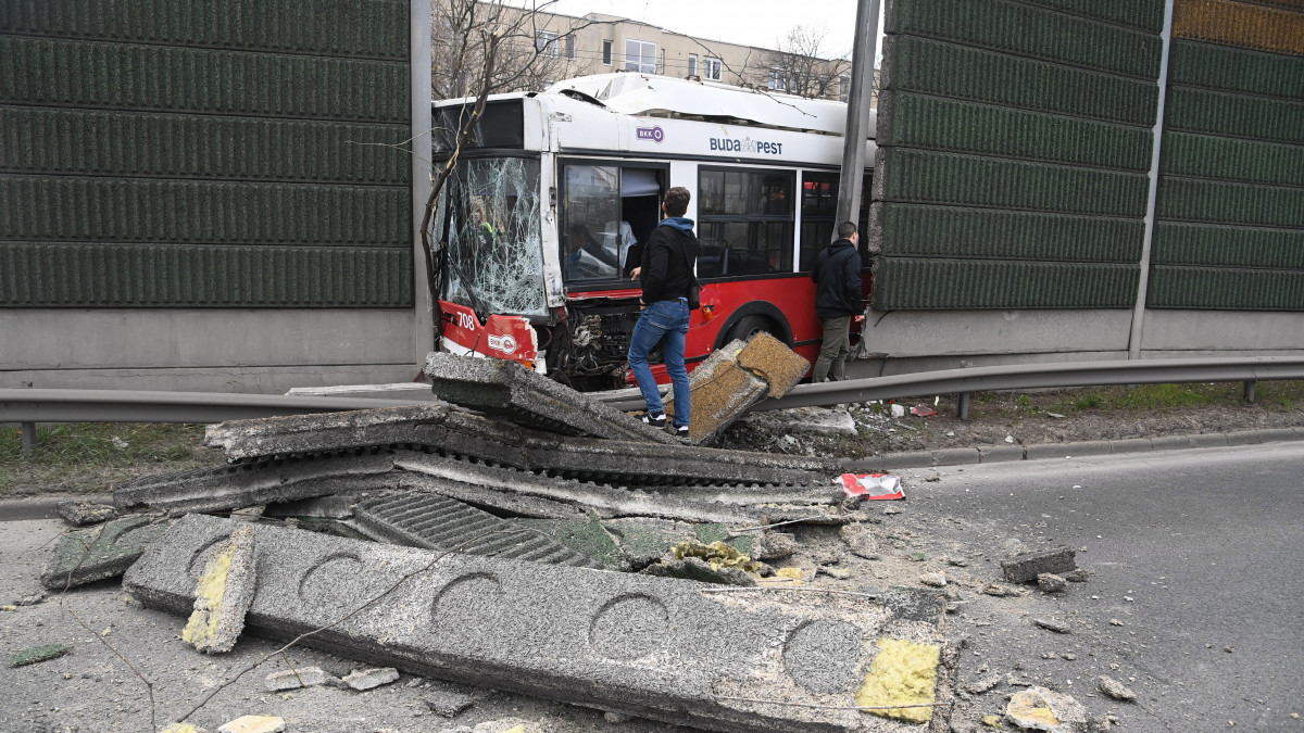 Összetört trolibusz az M3-as utópálya kivezető szakaszán, a Budapest XIV. kerületében lévő Kacsóh Pongrác úti felüljáró közelében 2022. április 5-én. A troli átszakított egy zajvédő falat. A busz fülkéjéből a tűzoltók szabadítottak ki egy embert.