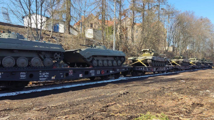 Már úton Ukrajnába a cseh tankok – fotók