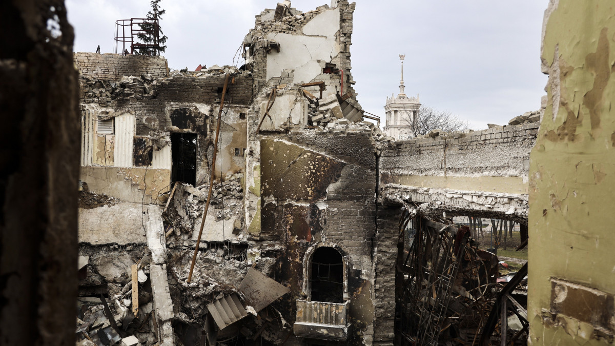 Az orosz támadásban megsérült színház a dél-ukrajnai Mariupolban 2022. április 4-én.