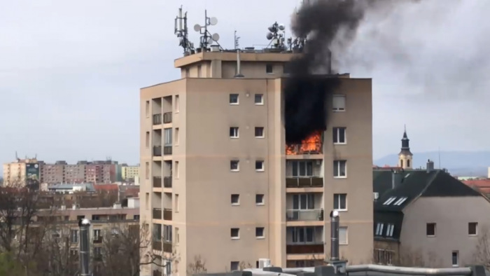 Felcsaptak a lángok a nyolcadik emeleten - videó