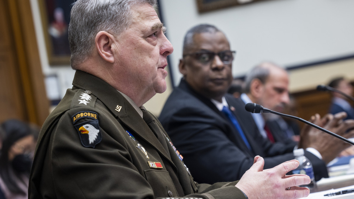 Lloyd Austin amerikai védelmi miniszter (b2) és Mark Milley tábornok, az amerikai vezérkari főnökök egyesített bizottságának vezetője az amerikai fegyveres erők felügyeletének bizottsága előtti meghallgatásán a washingtoni törvényhozás épületében, a Capitoliumban 2022. április 5-én.
