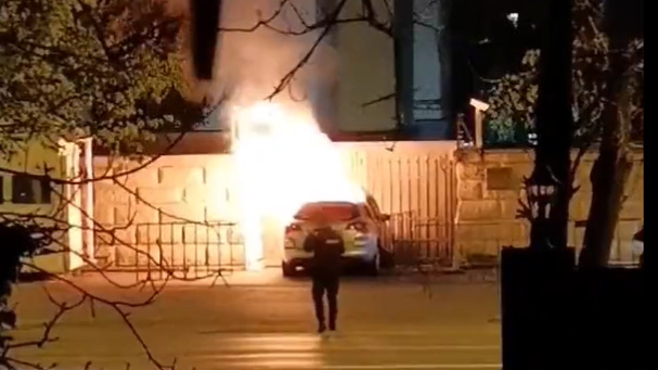 Nekihajtott egy autó a bukaresti orosz nagykövetségnek, felgyulladt, a sofőr meghalt – videó