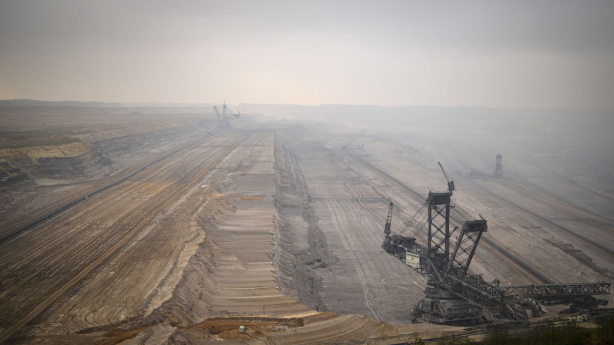 2017. november 9-i kép a németországi Elsdorf külszíni barnaszénbányáról. A német szövetségi kormány és az érintett tartományok kormányfői megegyeztek, hogy a 2030-as évek végére bezárják a lignit elégetésével működő erőműveket Németországban.