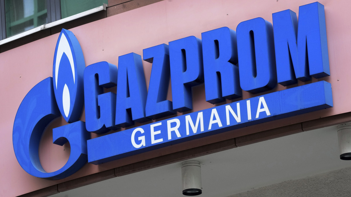 A Gazprom orosz állami energetikai társaság németországi leányvállalatának logója berlini székázának bejáratánál 2022. április 6-án.