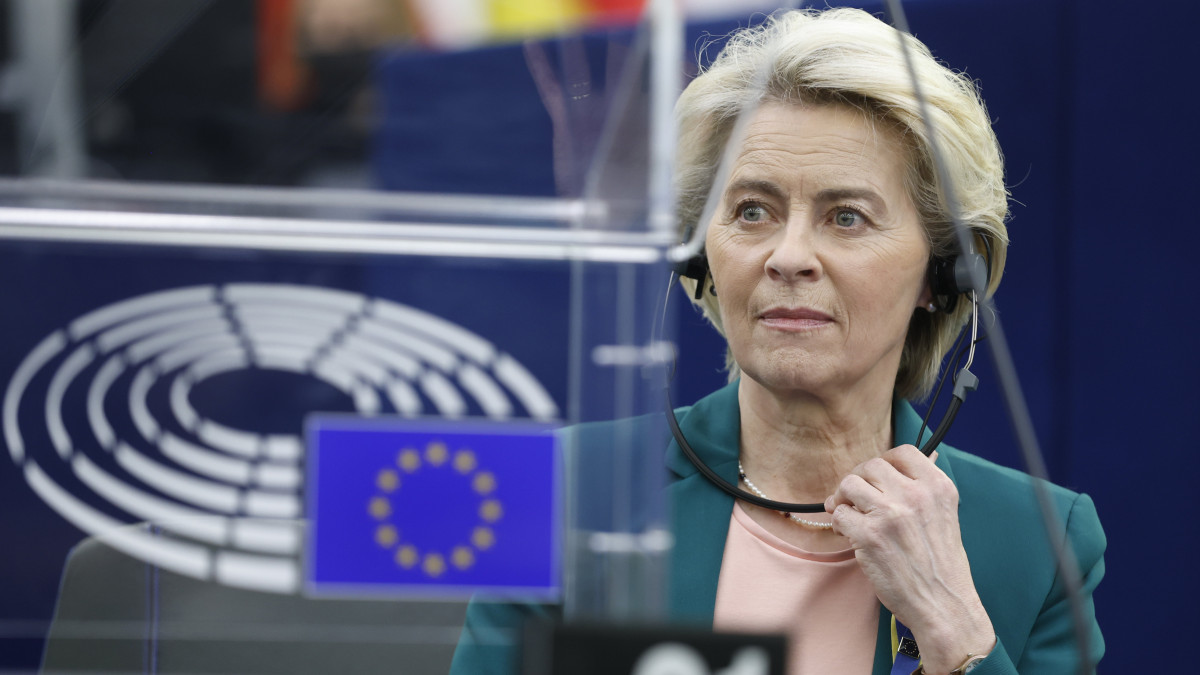 Ursula von der Leyen, az Európai Bizottság elnöke a Bizottság elmúlt két évben elért eredményeiről és politikájáról tartott vitán az Európai Parlament ülésén Strasbourgban 2022. április 5-én.