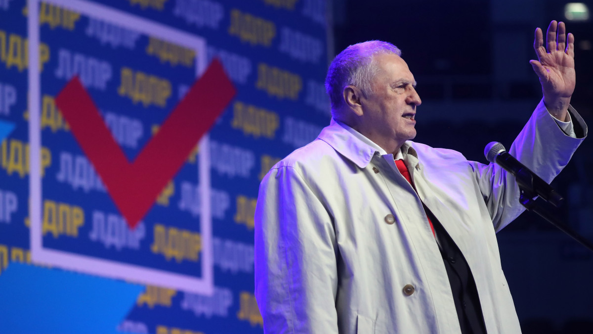 Vlagyimir Zsirinovszkij, a nacionalista orosz Liberális Demokrata Párt elnöke beszédet mond a párt kongresszusán Moszkvában 2021. szeptember 13-án. Oroszországban szeptember 17-19. között lesznek a szövetségi parlamenti alsóházi és a regionális választások.