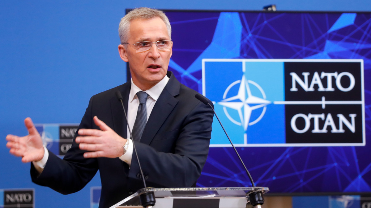 Jens Stoltenberg NATO-főtitkár sajtótájékoztatót tart a védelmi szervezet székházában Brüsszelben 2022. április 5-én, egy nappal a tagországok külügyminisztereinek találkozója előtt.