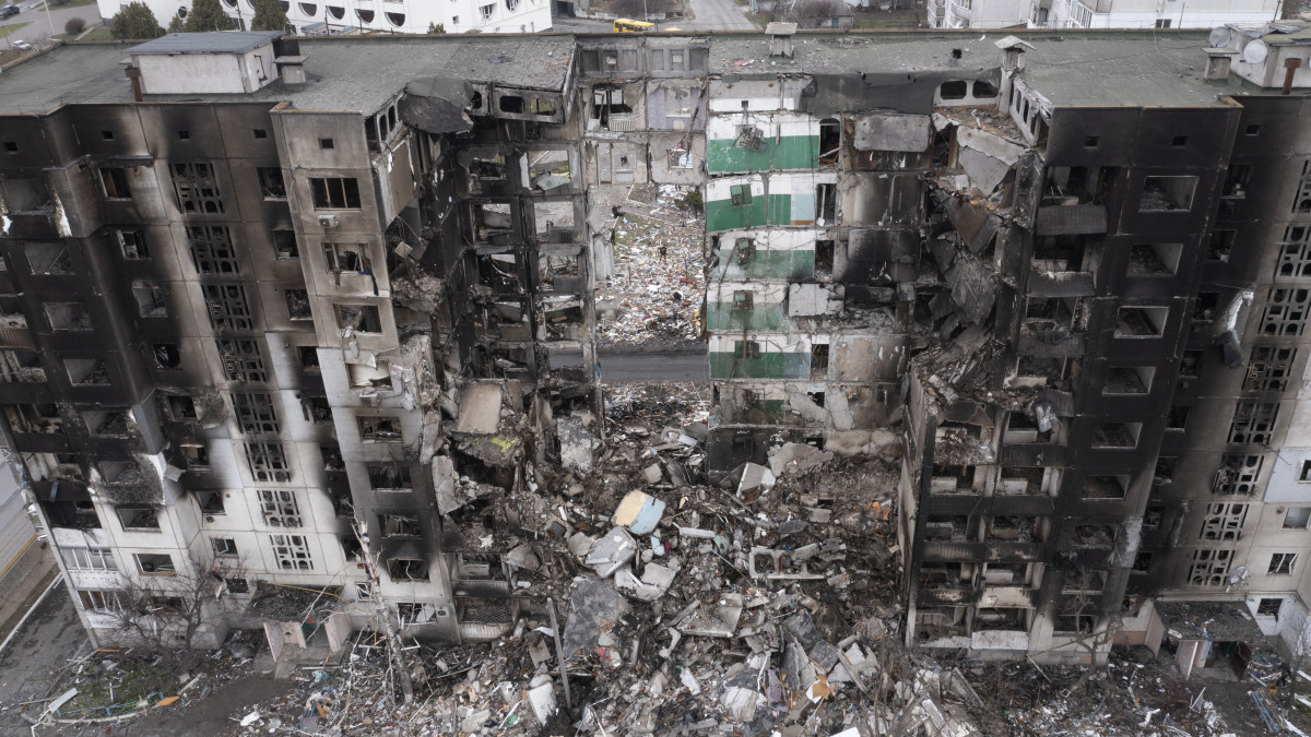 Orosz támadásokban lerombolt lakóépület a Kijev közelében fekvő Borogyankában 2022. április 5-én.
