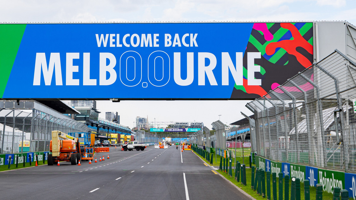 MELBOURNE, AUSTRALIA - 2022/03/28: A Welcome Back Melbourne sign is displayed above the main pit straight. The 2022 Australian Formula One Grand Prix preparations continue at the Albert Park Grand Prix Circuit. (Photo by George Hitchens/SOPA Images/LightRocket via Getty Images)