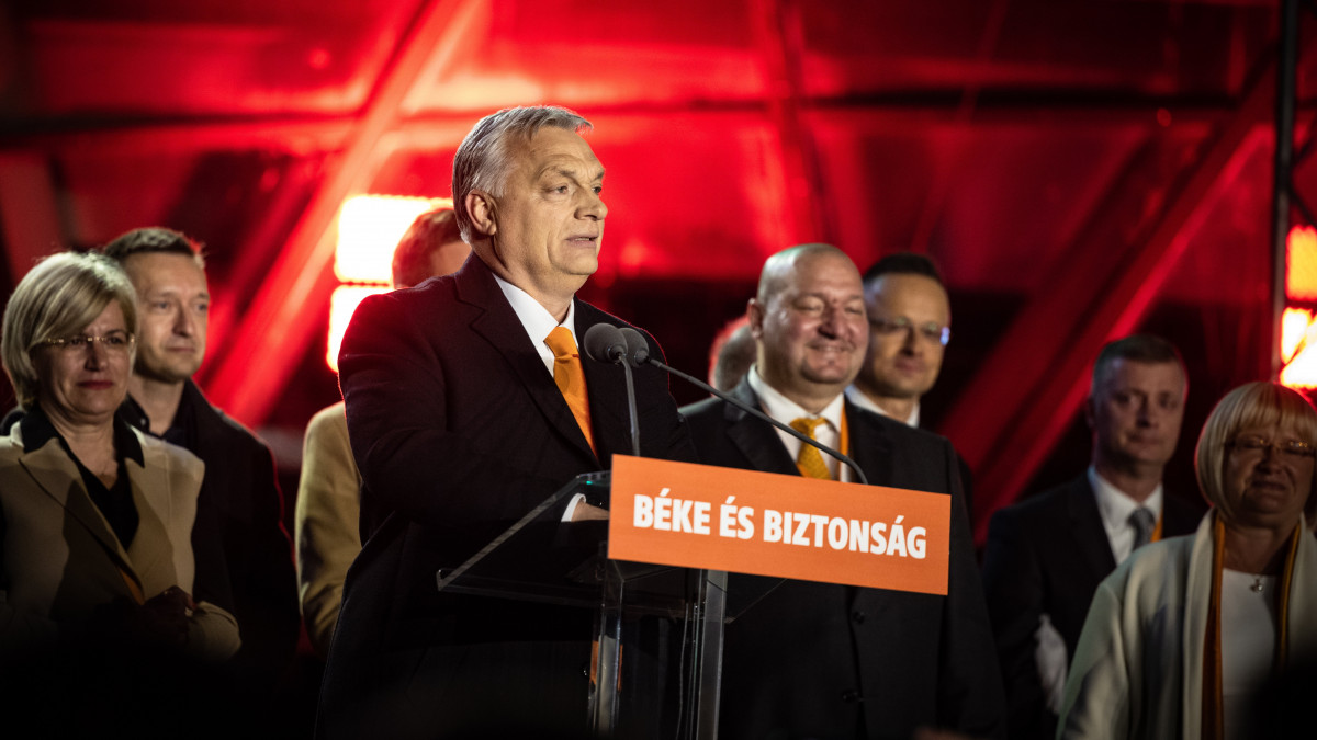 A Miniszterelnöki Sajtóiroda által közreadott képen Orbán Viktor miniszterelnök, a Fidesz elnöke győzelmi beszédet mond a Fidesz-KDNP eredményváró rendezvényén, a Bálnában az országgyűlési választás és gyermekvédelmi népszavazás napján, 2022. április 3-án. Mögötte Máger Andrea, a nemzeti vagyon kezeléséért felelős tárca nélküli miniszter, Rogán Antal, a Miniszterelnöki Kabinetirodát vezető miniszter, Németh Szilárd, a Honvédelmi Minisztérium parlamenti államtitkára, a Fidesz alelnöke, Szijjártó Péter külgazdasági és külügyminiszter, Kubatov Gábor pártigazgató, Gál Kinga európai parlamenti képviselő (b-j).