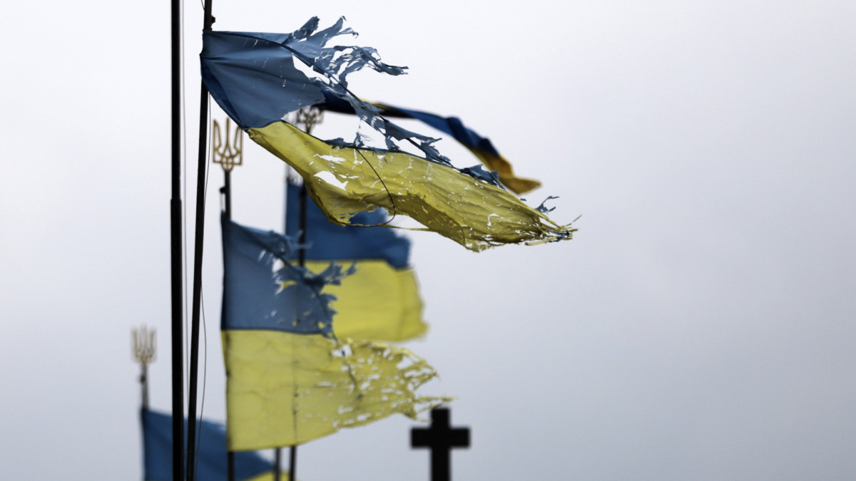 Szakadozott ukrán zászlók lobognak a szélben az északkelet-ukrajnai Csernyihivben 2022. április 7-én.