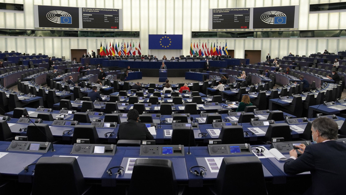 Ylva Johansson, az Európai Bizottság belügyekért felelős tagja felszólal az Európai Unió gyermekvédelmi politikájáról és az ukrajnai háború elöl menekülő gyermekekről szóló vitán az Európai Parlament plenáris ülésén Strasbourgban 2022. március 5-én.