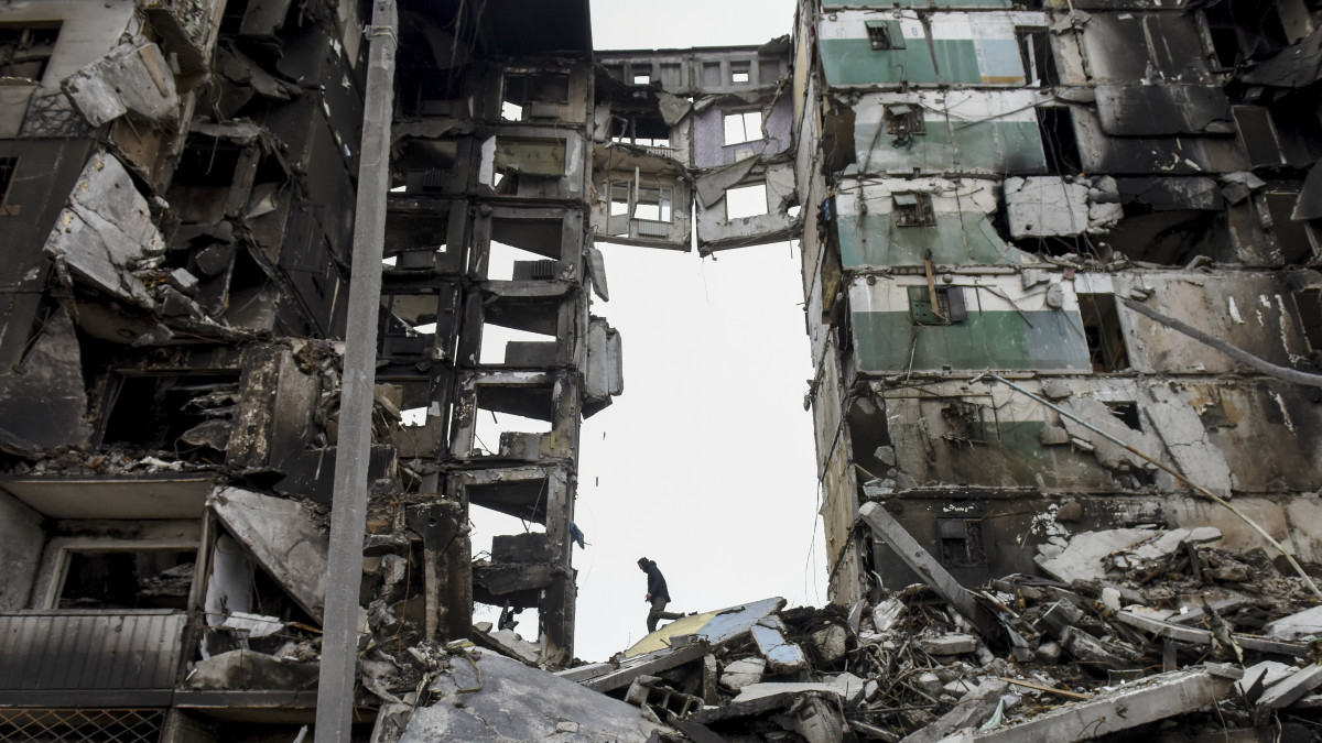 Férfi megy az orosz támadásokban megrongálódott lakóépület romjai között a Kijev közelében fekvő Borogyankában 2022. április 5-én.