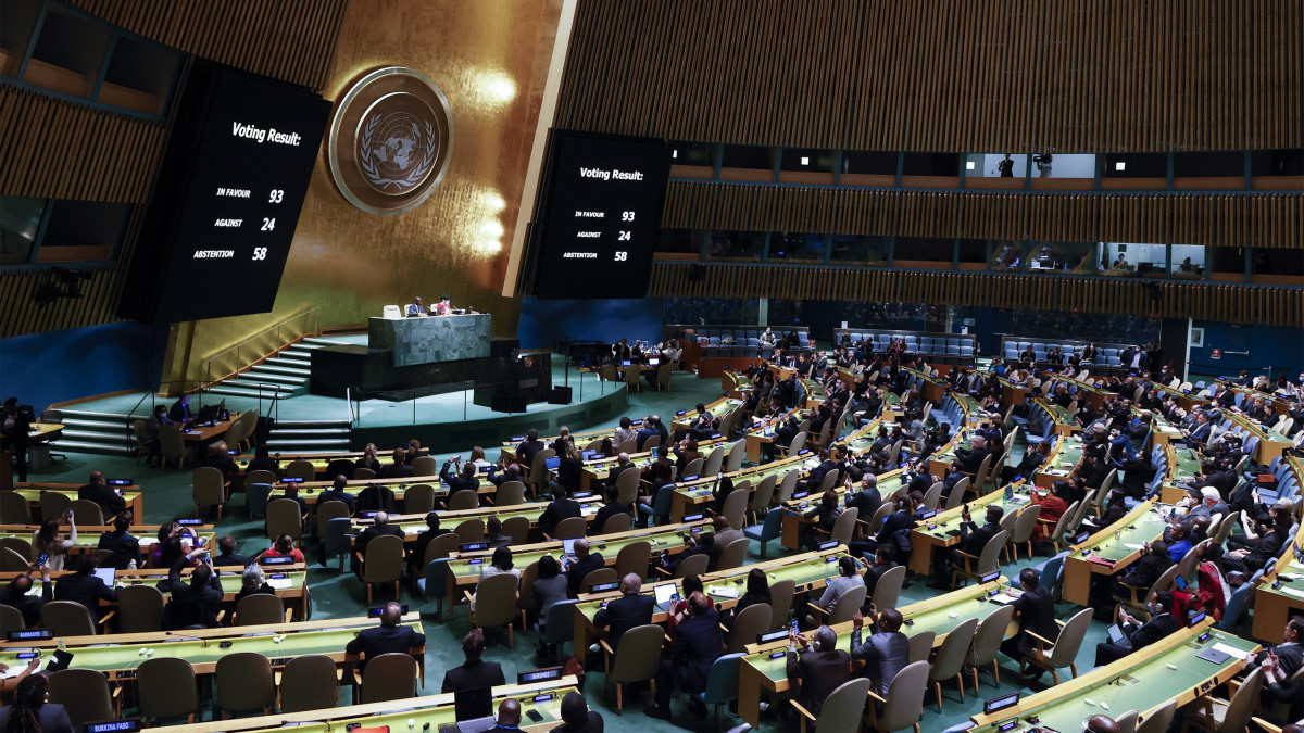 Az Oroszországnak az ENSZ Emberi Jogi Tanácsából való felfüggesztését megerősítő szavazatok eredménye az óriáskivetítőkön az ENSZ Közgyűlésének 2022. április 7-i ülésén New Yorkban. Az ENSZ Közgyűlése elfogadta azt a határozatot, amely felfüggeszti Oroszországot a világszervezet vezető emberi jogi szervezetében.
