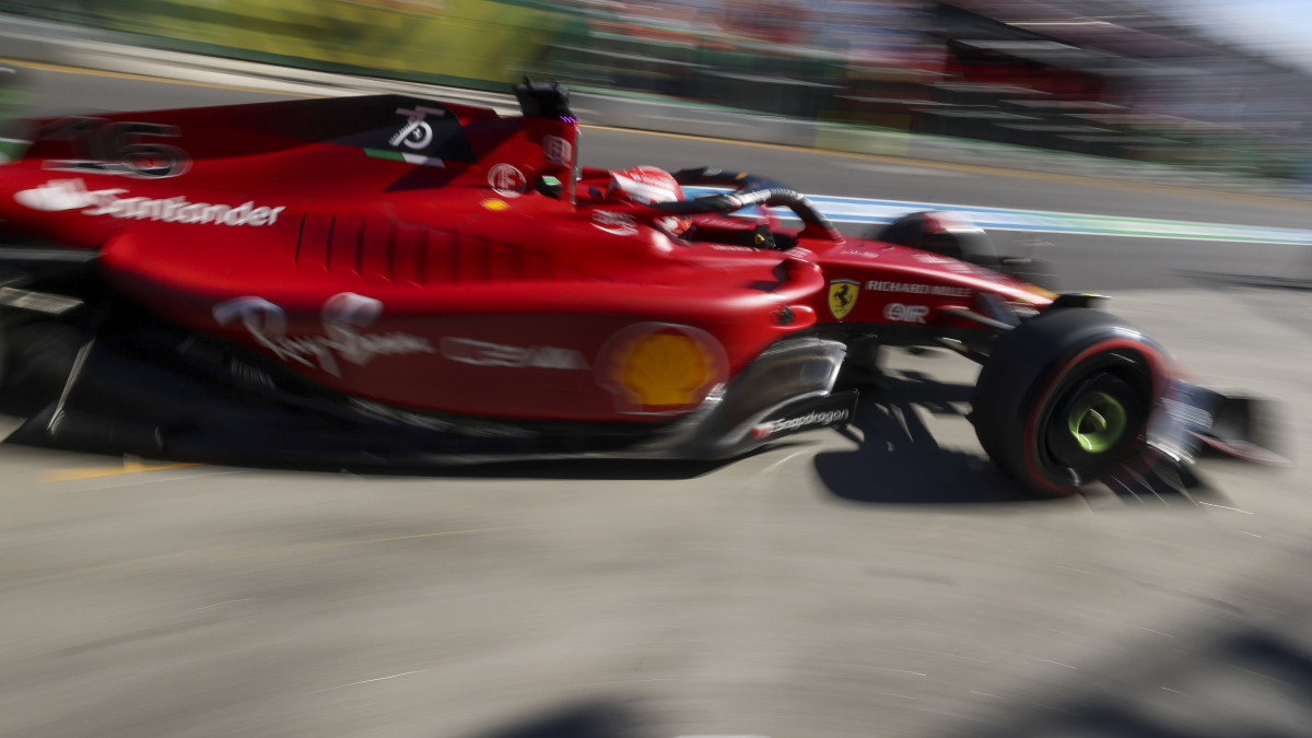 Charles Leclerc, a Ferrari monacói versenyzője a Forma-1-es autós gyorsasági világbajnokság Ausztrál Nagydíjának első szabadedzésén a melbourne-i pályán 2022. április 8-án. A futamot április 10-én rendezik.