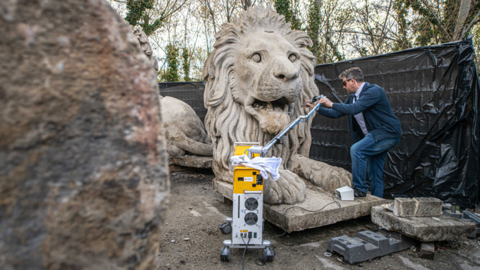 Lézeres kezeléssel szépülnek a Lánchíd oroszlánjai – képek