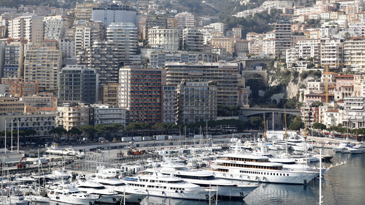 Jachtok horgonyoznak az egyik monacói kikötőben 2022. március 9-én. Monaco is csatlakozott az Európai Unió orosz oligarchákat sújtó szankcióihoz. Vlagyimir Putyin orosz elnök február 24-én rendelte el katonai művelet végrehajtását Ukrajnában.