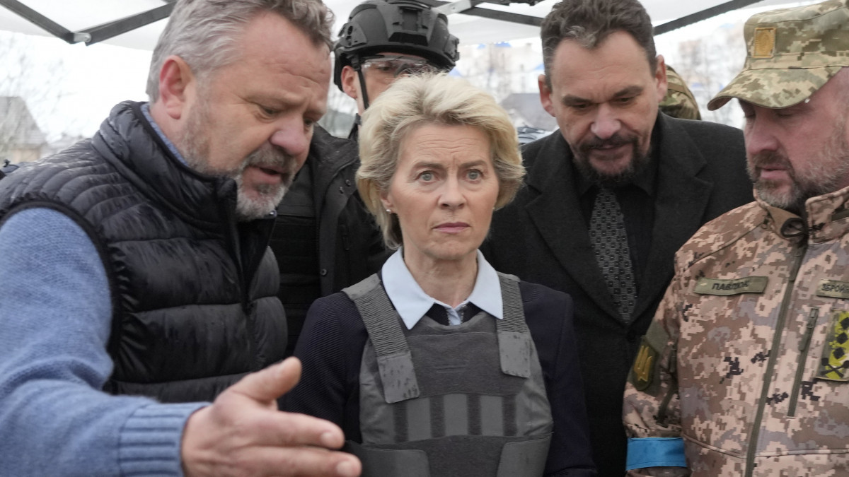 Ursula von der Leyen, az Európai Bizottság elnöke (k) az ukrajnai háború áldozatainak tömegsírjánál a Kijev melletti Bucsában 2022. április 8-án. Bucsa körzetét több mint egy hónapig az Ukrajnát támadó orosz erők tartották ellenőrzés alatt.