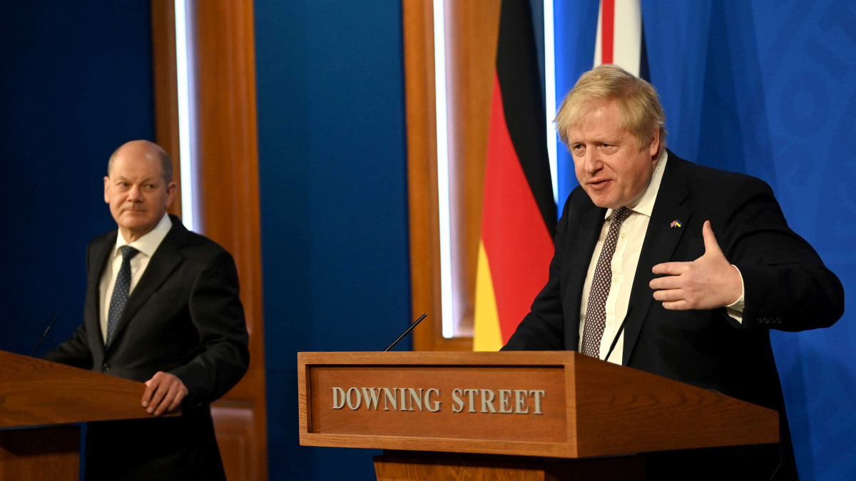 Boris Johnson brit miniszterelnök (j) és Olaf Scholz német kancellár sajtóértekezletet tart a londoni kormányfői rezidencián, a Downing Street 10-ben 2022. április 8-án.