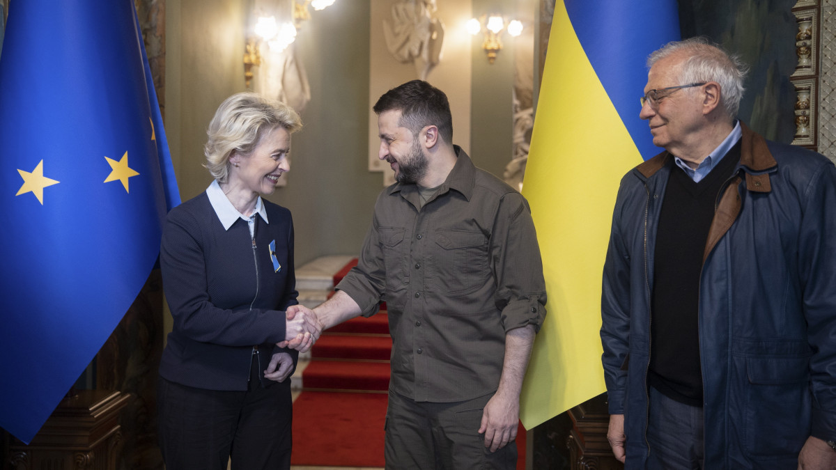 Az ukrán elnöki sajtóhivatal által közreadott képen Volodimir Zelenszkij ukrán elnök (k) és Ursula von der Leyen, az Európai Bizottság elnöke kezet fog Kijevben 2022. április 8-án. Jobbról Josep Borrell, az Európai Unió kül- és biztonságpolitikai főképviselője.