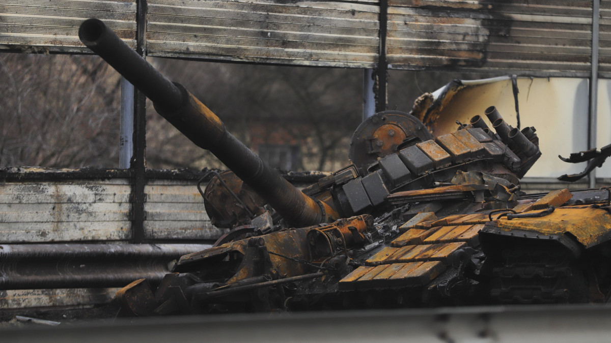 Kiégett páncélozott harci jármű roncsa Makarivban 2022. március 4-én. Vlagyimir Putyin orosz elnök február 24-én rendelte el katonai művelet végrehajtását Ukrajnában.MTI/EPA