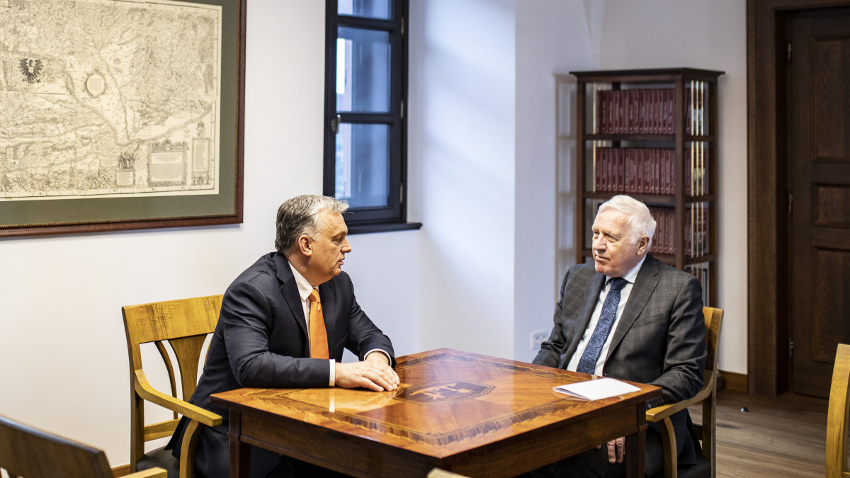 Orbán Viktor miniszterelnök (b) a Karmelita kolostorban beszélget Václav Klaus korábbi cseh államfővel 2019. március 23-án. A Miniszterelnöki Sajtóiroda által közreadott kép.