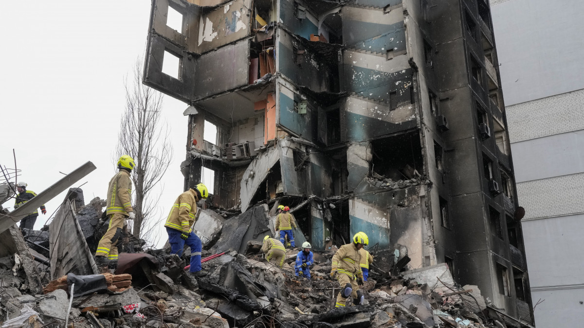 Átvizsgálják a romokat az Ukrajnát ért orosz támadásban megrongálódott ház körül a Kijev közelében fekvő Borogyankában 2022. április 9-én.