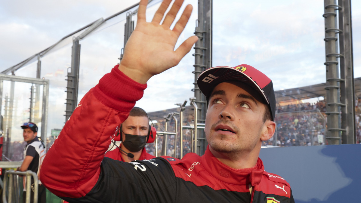 Charles Leclerc, a Ferrari monacói versenyzője integet a nézőknek, miután megnyerte a Forma-1-es autós gyorsasági világbajnokság Ausztrál Nagydíjának időmérő edzését a melbourne-i pályán 2022. április 9-én. A futamot április 10-én rendezik.